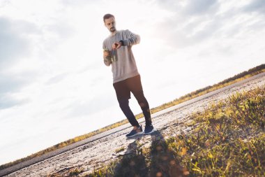 Erkek koşucu bir akıllı saat eğitim sonuçlarını inceler