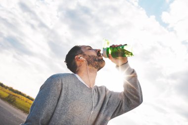 Runner maratondan sonra spor şişe suyu içer