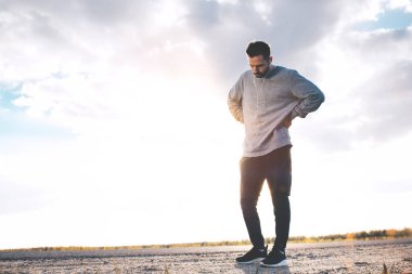 Yorgun atlet Maratonu bir uzun vadede sonra dinlenme