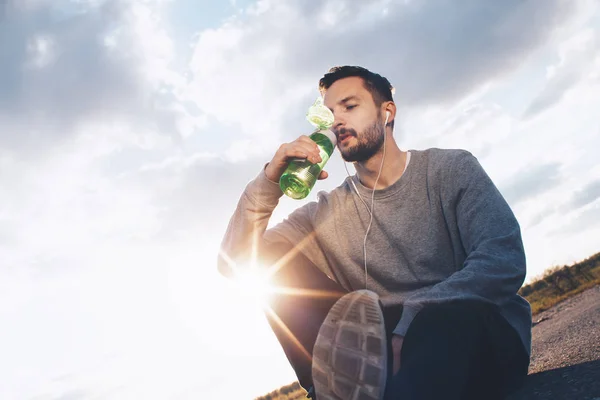 Trötta löpare vilar efter träning utomhus — Stockfoto