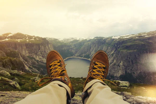 Viajante descansando em um planalto de montanha. POV vista, pernas de perto — Fotografia de Stock