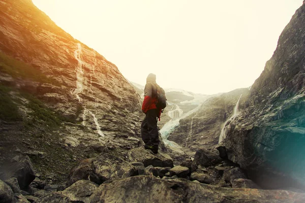 Expeditie op een gletsjer in de bergen — Stockfoto