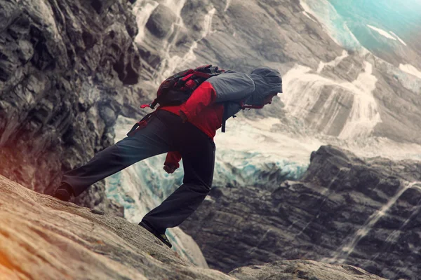 Brave traveler climbed to the glacier — Stock Photo, Image