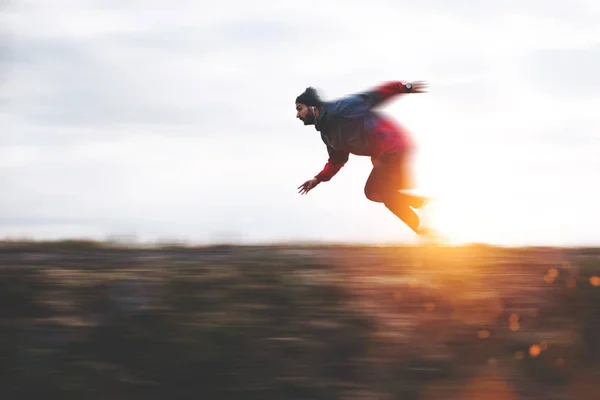 Silhouette of athletic man sprinting on the outdoors. Intentional extremely dark colors — Stock Photo, Image