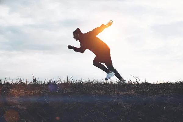 Спортсмен біжить швидко. Чоловічий спортсмен бігає в парку на заході сонця — стокове фото
