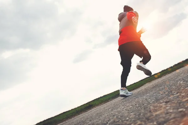 Hombre atlético en brillante ropa deportiva entrena carrera de sprint y corre rápidamente al aire libre —  Fotos de Stock