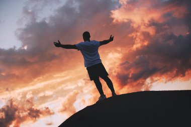 Atlet kazanan rekabet başarılı sonuç ile mutlu olur. Güzel bir gün batımı gökyüzü kadar elleri ile güçlü bir atlet