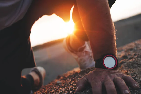 Smart Watch-klocka närbild på en stark hand på bakgrund av vackra moln vid solnedgången — Stockfoto