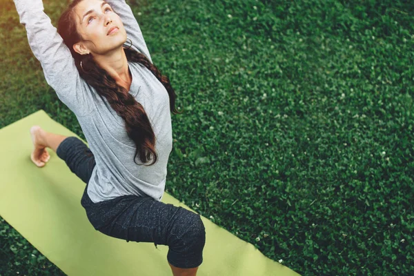 Retrato de la felicidad joven practicando yoga al aire libre.Concepto de yoga y relax. Hermosa chica práctica asana —  Fotos de Stock