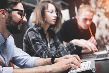 Loft uzayda modern cihazlar için çalışan kadın ve yaratıcı erkek genç şirket. Takım coworking yeni fikir ve stratup üzerinde çalışıyor. Modern loft işçi kavramı