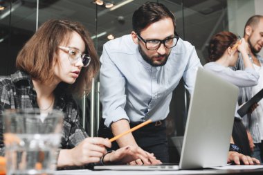 Yeni başlangıç iş takım işçiler coworking beyin fırtınası. Modern çatı alanı ve dijital kullanır gadget'lar ve dizüstü bilgisayarlar iş. Takım çalışması iş kadın ve erkek kavramı