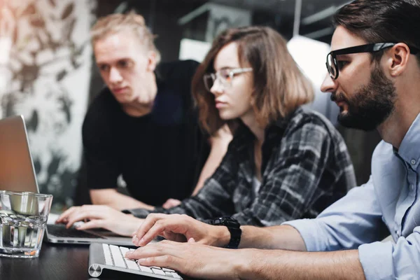 Les chargés de comptes jeunes équipages travaillent avec une nouvelle start-up dans un loft moderne. Brainstorming de l'équipe. Photo de responsables créatifs équipe travaillant sur un nouveau projet dans un bureau moderne — Photo