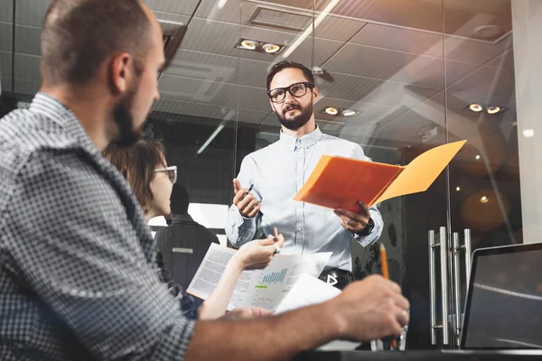 Gözlük trenler meslektaşları Manager'da sakallı. Birlikte parlak loft alanda çalışan genç iş takım