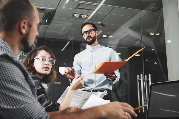 Kontoleder jobber med kunder på loftskontoret. Utdanningspersonale. Samarbeid og brainstorming – stockfoto