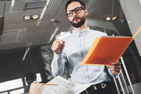 Foto del especialista en recursos humanos que realiza una reunión y capacitación del personal. Concepto de trabajo y formación del personal — Foto de Stock