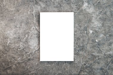 Dokulu modern beton duvara asılı beyaz boş dikey düzenini tuval ya da billboard reklam ve pazarlama için