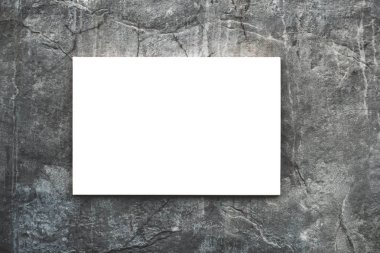 Yakın çekim yatay beyaz tuval veya boş billboard City beton duvara asılı. Fikir reklam kavramı