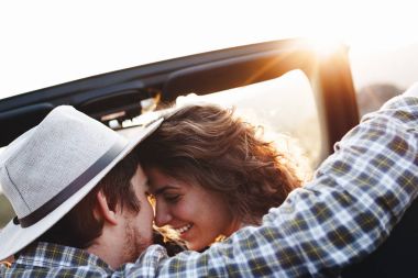 Seven sarılma ve öpüşme dağlarda gün batımını izlemek araba Cabriolet hipsters güzel Çift
