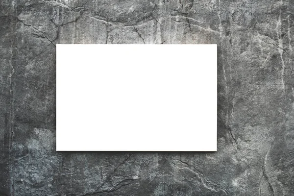 Yakın çekim yatay beyaz tuval veya boş billboard City beton duvara asılı. Fikir reklam kavramı