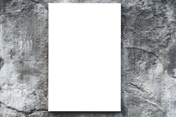 Dikey beyaz boş boş tuval veya sayfa mockup şehir beton duvar