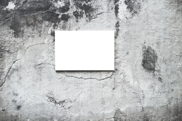 Billboard veya çatı katında beton şehir duvar arka plan üzerinde beyaz boş boş tuval yatay düzen