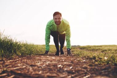 Sporcu yayınlanmaya başlar poz sahada. Eşofman ve smartwatch sporcu eğitim çalıştırmasını başlatır hazırlanıyor