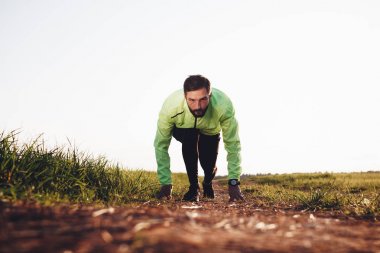 Ciddi sakallı runner smartwatch ve spor içinde yayınlanmaya başlaması ile poz. Açık eğitim