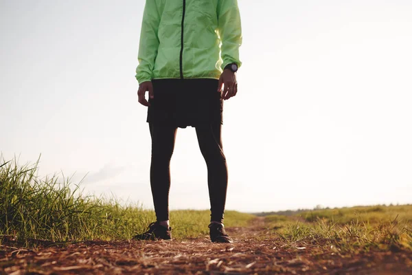 Zdjęcie z młodego sportowca na rano biegać na zewnątrz pola. Trening na naturalne — Zdjęcie stockowe