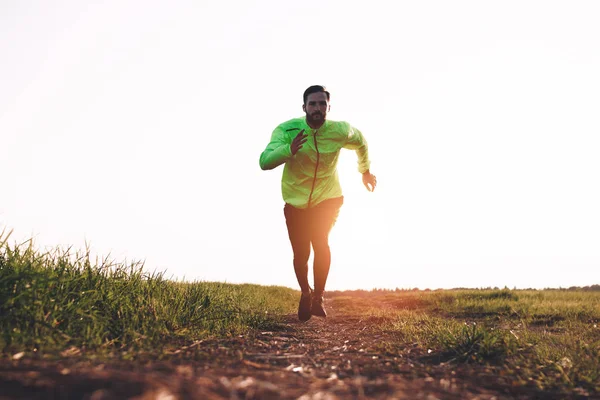 Sporcu eğitim ve hızlı açık çalıştırın. Sabah egzersiz eğitim. Parlama efekti