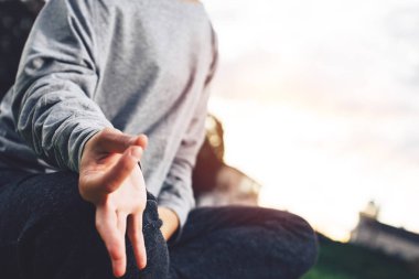 Asana ve yoga meditasyon açık pratik genç bayan portresi. Sakin ve gevşeme kavramı. Arka plan bulanık