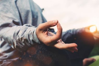 Meditasyon poz eller görünümünü kapatın. Genç kız sonra zor bir gün batımında Yoga kentsel ortamda uygulamak. Gevşeme ve Şehir Parkı içinde kalan kavramı. Arka plan bulanık, fişekleri