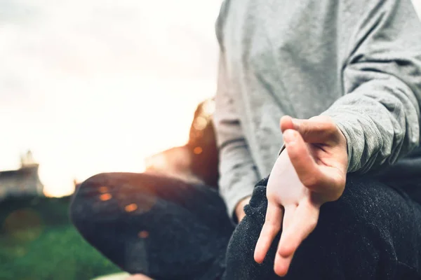 Közeli kép a fiatal nő gyakorló asana a szabadban. Gyönyörű lány pihentető és a meditáció, a városi térben — Stock Fotó