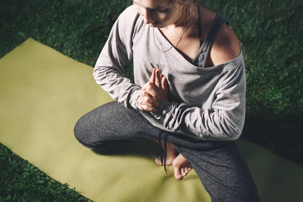 Portrét z horního pohledu mladé ženy cvičí jógu asana na zeleném trávníku po náročném dni na venku. Dívka pro odpočinek a relaxaci v městském prostoru. Koncept horizontální, ženské štěstí a svoboda — Stock fotografie