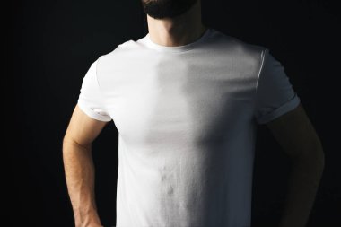 Siyah arka plan üzerine beyaz boş t-shirt yakın çekim adam. Beyaz boş t gömlek modeli erkek ayakta. Ön yüzü