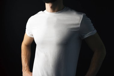 Modeli erkek beyaz boş t üzerinde siyah bacground kısa. Kas vücut beyaz boş t-shirt