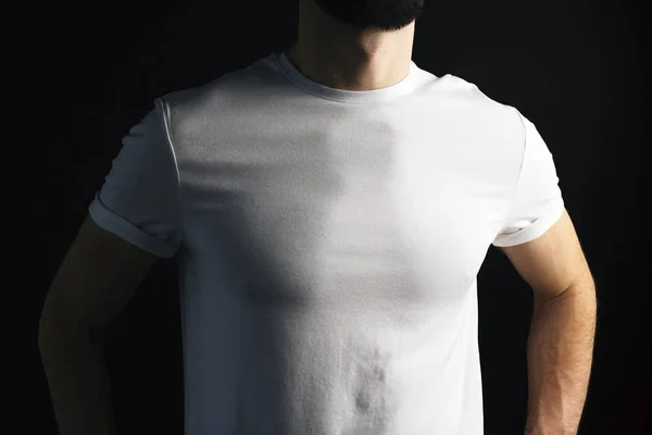 Young sport man w biały t-shirt na ciemnym tle. Mięśni model młody mężczyzna stanąć w biały pusty t Krótki — Zdjęcie stockowe
