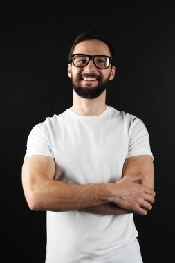 Boş beyaz t-shirt giyen sakallı kas hipster fotoğraf. Yatay Mockup. Boş tshirt atletik erkek