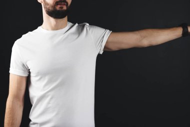 Bir beyaz boş tshirt yükseltilmiş bir el ile ince güçlü adam. Sakallı adam boş t-shirt