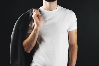 Güçlü adam yakın çekim ile ceket omzunun beyaz boş t-shirt giyen üzerinde