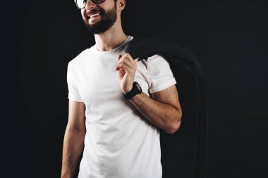 Boş beyaz tshirt ince erkek vücudunda. Onun omuz karanlık bir arka plan üzerine bir kat ile boş bir t-shirt giyen mutlu sakallı hippi