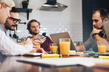 Grup genç Yöneticisi bir toplantı sırasında tartışıyor. Yeni bir başlatma takım çalışması. İşadamları ile elektronik becerikli alet çalışma ekibi