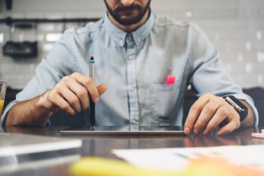 Modern ofis görüntülü konuşma için tablet kullanan sakallı adam. Evde çalışan genç iş adamları kavramı. Sakallı adam kullanım genel tasarım laptop