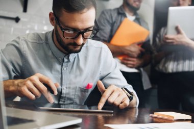 Coworking insanlar buluşup bir tablet bilgisayar ve dizüstü bilgisayar kullanarak bir başlangıç tartışmıyoruz. Ekip çalışması. İş Projesi. Birlikte çalışan genç iş adamları