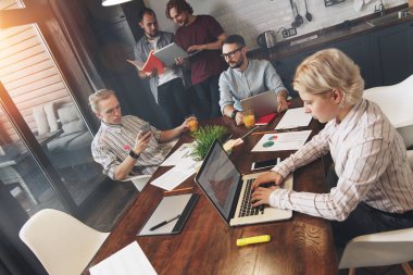 Proje ekip birlikte çalışma mutfak oda. Ekip çalışması evde. Dizüstü bilgisayarlar ve iş kağıt ile çalışır. Coworking kavramı