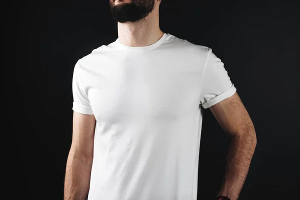 Białe puste t-shirt zbliżenie na sportowe męskie ciało. Lekkoatletycznego mężczyzna ubrany w pusty tshirt na ciemnym tle — Zdjęcie stockowe