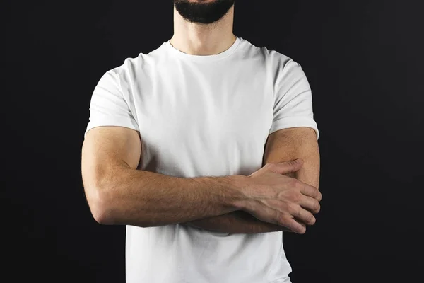 Biały tshirt puste zbliżenie na mięśni męskiego ciała. Sportowy człowiek sobie pustej t-shirt na ciemnym tle — Zdjęcie stockowe