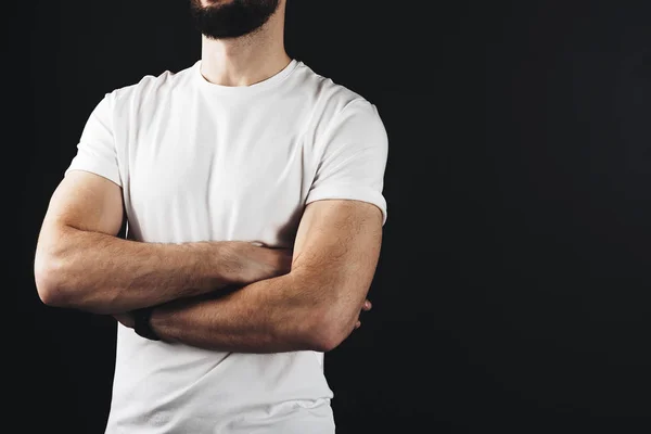 Zdjęcie z bliska mięśni Brodaty mężczyzna z skrzyżowanymi rękami na piersi na sobie biały t-shirt puste — Zdjęcie stockowe