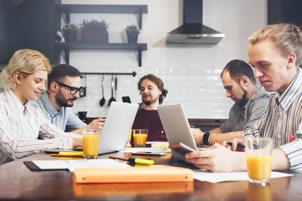 Kerja tim di dapur dan brainstorming pada proyek startup baru. Manajer kreatif atau siswa membuat bisnis besar. Bekerja dengan laptop — Stok Foto