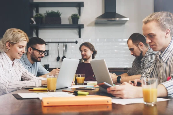 Studenci współpracują ze sobą na nowy projekt. Plan spotkań biznesowych i dyskusji. Praca zespołowa przy stole z urządzeń elektronicznych i gadżetów — Zdjęcie stockowe