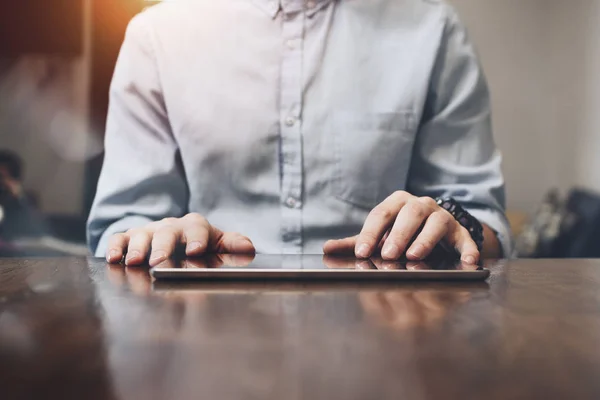 Close-up foto van mannelijke handen aanraken van de scherm tablet. Moderne tablet op grote houten tafel. Zakenman typen van tekst op Tablet PC — Stockfoto